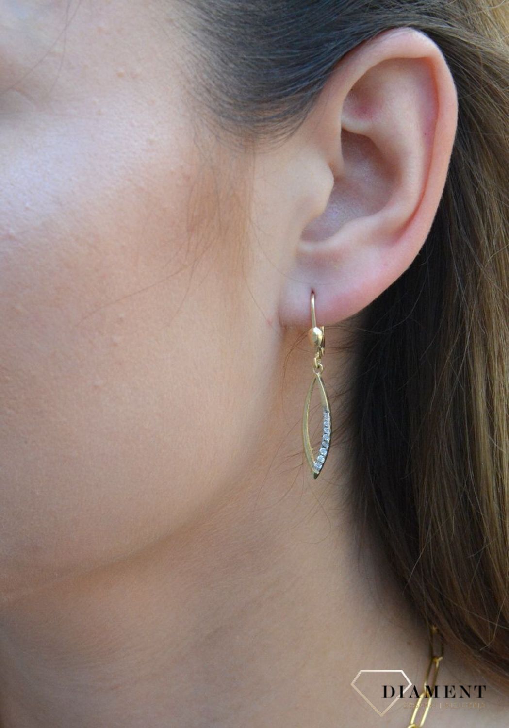 Złote kolczyki wiszące łezki próby 333 KL 5766 333. Na prezent. Klasyczne kolczyki. Eleganckie, złote kolczyki w ponadczasowym kształcie to piękny dodatek pasujący do wielu stylizacji..jpg